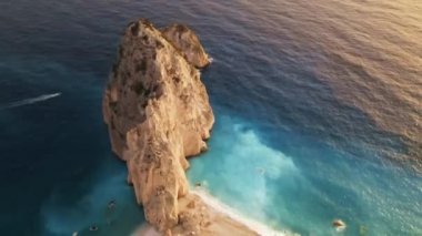 Yunanistan 'ın Zakynthos kentindeki İyon Denizi kıyılarının insansız hava aracı görüntüsü. Rocky Ridge, yüzen tekne, mavi su. Gün batımı