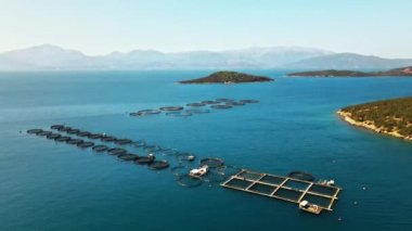 Yunanistan 'ın Zakynthos kentindeki İyon Denizi kıyılarının insansız hava aracı görüntüsü. Balık çiftlikleri, adalar, tepeler, bitki örtüsü