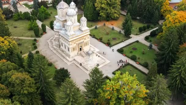 Aerial Drone View Cathedral Curtea Arges Romania Square Greenery People — Stock Video