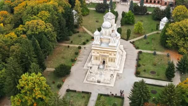 Aerial Drone View Cathedral Curtea Arges Romania Square Greenery People — Stock Video