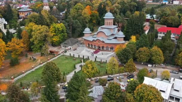 Widok Lotu Ptaka Klasztor Curtea Arges Rumunii Plac Zielenią Ludźmi — Wideo stockowe