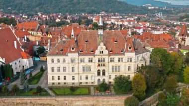 Romanya 'nın Sighisoara Tarih Merkezi' nin insansız hava aracı görüntüsü. Eski binalar, dar sokaklar, belediye binası.