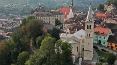 Romanya 'nın Sighisoara Tarih Merkezi' nin insansız hava aracı görüntüsü. Eski binalar, dar sokaklar, Roma Katolik Kilisesi.