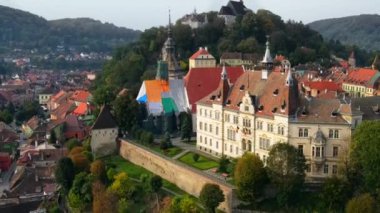 Romanya 'nın Sighisoara Tarih Merkezi' nin insansız hava aracı görüntüsü. Eski binalar ve dar sokaklar