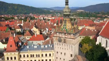 Romanya 'nın Sighisoara Tarih Merkezi' nin insansız hava aracı görüntüsü. Eski binalar, dar sokaklar, Sighisoara Saat Kulesi