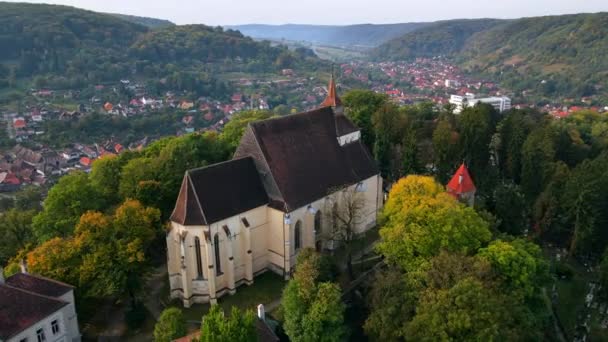 Letecký Pohled Historické Centrum Sighisoara Rumunsko Staré Budovy Kostel Kopci — Stock video