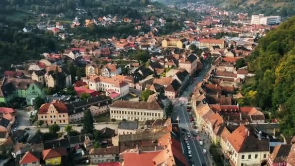 Légi Felvétel Segesvárról Romániáról Autóval Növényzettel Épületekkel Rendelkező Utak — Stock videók