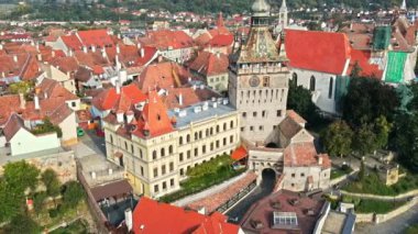 Romanya 'nın Sighisoara Tarih Merkezi' nin insansız hava aracı görüntüsü. Eski binalar, dar sokaklar, Sighisoara Saat Kulesi