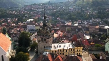Romanya 'nın Sighisoara Tarih Merkezi' nin insansız hava aracı görüntüsü. Eski binalar, dar sokaklar, Sighisoara Saat Kulesi