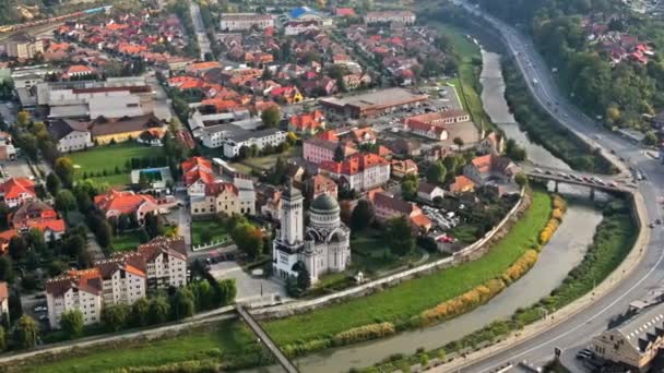 从空中俯瞰罗马尼亚的Sighisoara 圣三一教堂 绿树成荫的街道 — 图库视频影像