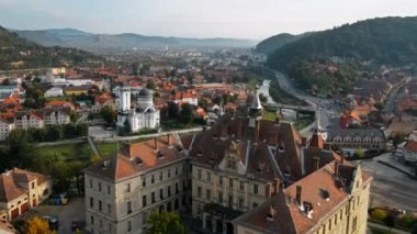 Romanya 'nın Sighisoara Tarih Merkezi' nin insansız hava aracı görüntüsü. Eski binalar, dar sokaklar, belediye binası, nehir.