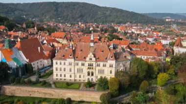 Romanya 'nın Sighisoara Tarih Merkezi' nin insansız hava aracı görüntüsü. Eski binalar, dar sokaklar, belediye binası.
