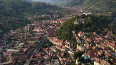 Romanya 'nın Sighisoara Tarih Merkezi' nin insansız hava aracı görüntüsü. Eski binalar, yeşillikler, arabalı yollar.