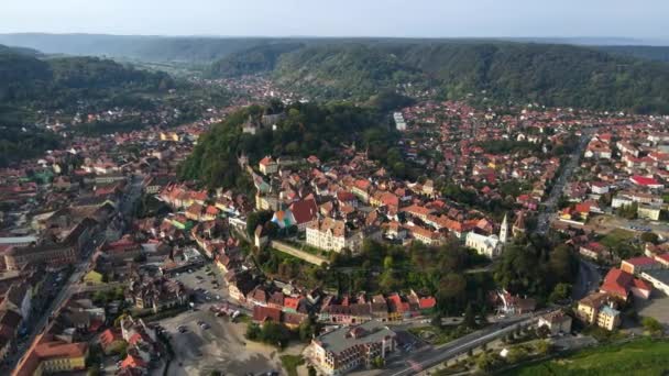 Letecký Pohled Historické Centrum Sighisoara Rumunsko Staré Budovy Zeleň Řeka — Stock video