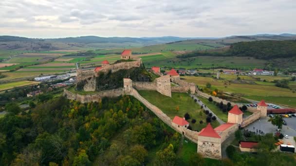 Luftdrone Udsigt Rupea Fæstning Rumænien Citadel Beliggende Klippe Turister – Stock-video