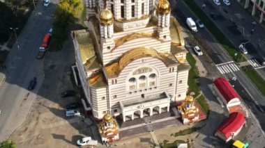 FAGARAS, ROMANIA - 16 Ekim 2021: Vaftizci Aziz John Kilisesi 'nin insansız hava aracı görüntüsü, birden fazla bina, yollar