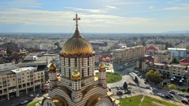 Fagaras ルーマニア 2021年10月16日 洗礼者聖ヨハネ教会の空中ドローンビュー 複数の建物 — ストック動画