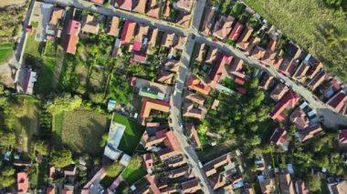 Romanya 'nın Fagaras kentinin insansız hava aracı görüntüsü. Birden fazla bina, arabalı yollar, yeşillikler.