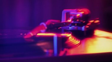 Dönen plak kaydı olan çalışan bir pikap. Neon mavi ve kırmızı aydınlatma