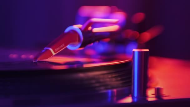 Pracujący Gramofon Obrotową Płytą Winylową Neonowe Niebiesko Czerwone Oświetlenie Wokół — Wideo stockowe