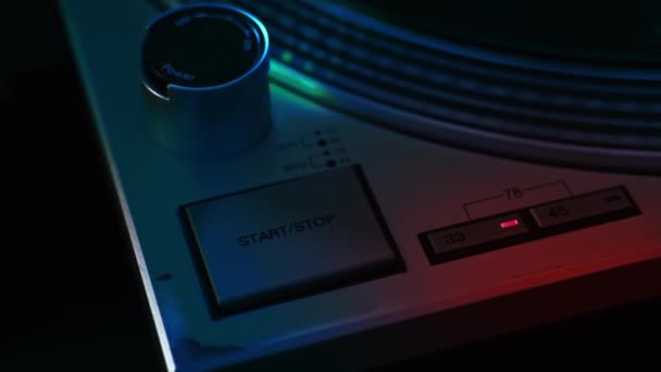 Pracujący Gramofon Przycisk Start Stop Neonowe Czerwone Oświetlenie Wokół — Wideo stockowe