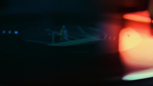 Рабочий Проигрыватель Виниловой Пластинкой Неоновая Красная Подсветка Вокруг — стоковое видео