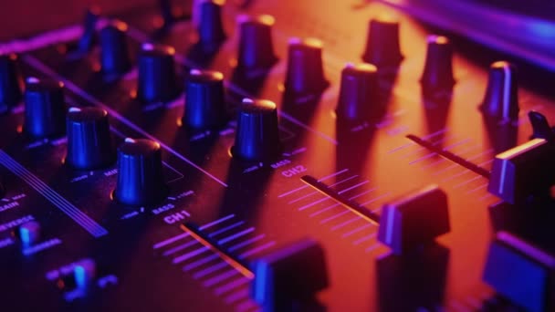 Audio Mischpult Mit Neonroter Und Blauer Beleuchtung — Stockvideo