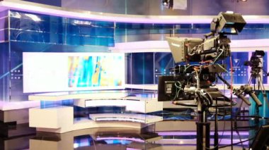 CHISINAU, MOLDOVA - 10 Eylül 2019: Ekranları, kayıt kameraları ve ışıkları olan profesyonel televizyon istasyonu