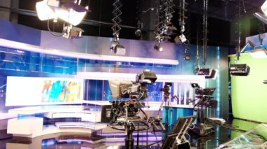 CHISINAU, MOLDOVA - 10 Eylül 2019: Ekranları, kayıt kameraları ve ışıkları olan profesyonel televizyon istasyonu