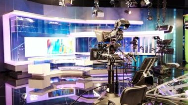 CHISINAU, MOLDOVA - 10 Eylül 2019: Ekranları, kayıt kameraları ve ışıkları olan profesyonel televizyon istasyonu