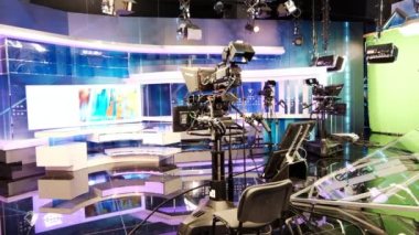 CHISINAU, MOLDOVA - 10 Eylül 2019: Ekranları, kayıt kameraları ve ışıkları olan profesyonel televizyon istasyonu