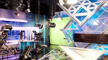 CHISINAU, MOLDOVA - 10 Eylül 2019: Ekranları, kayıt kameraları ve ışıkları olan profesyonel televizyon istasyonu