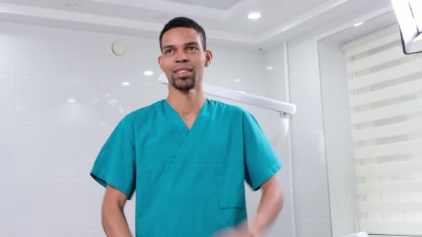 Afrikanischer Arzt Der Zahnarztpraxis Blickt Und Lächelt Die Kamera — Stockvideo