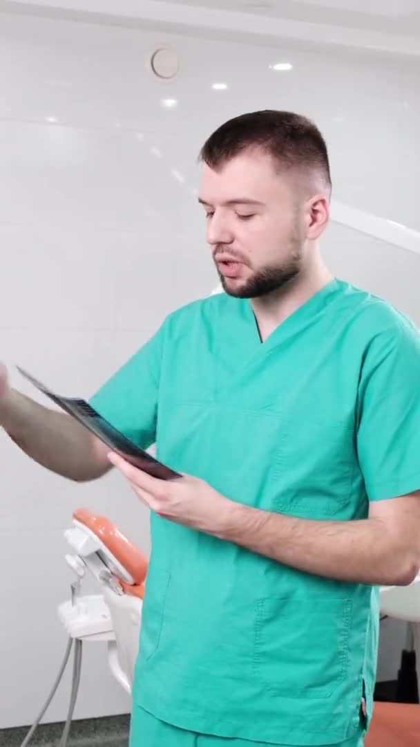 Medico Nello Studio Dentistico Che Controlla Spiega Test Radiografici Schermo — Video Stock