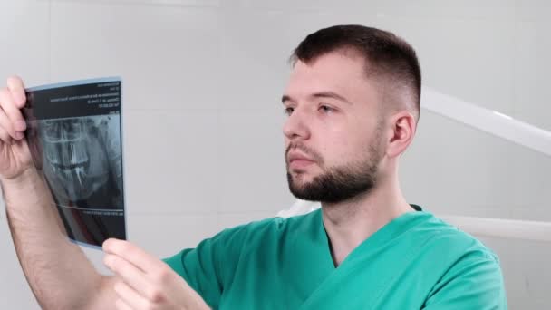 Dokter Draagt Groene Kleren Tandartspraktijk Controleren Uitleggen Van Ray Test — Stockvideo