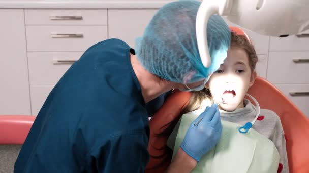 Médico Consultorio Dental Con Paciente Infantil Examen — Vídeos de Stock