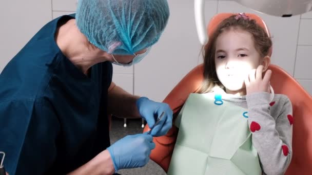 Lekarz Gabinecie Stomatologicznym Dzieckiem Egzaminie — Wideo stockowe