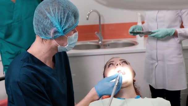 Médico Consultorio Dental Con Paciente Examen Ayudando Enfermera — Vídeos de Stock