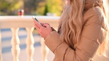 Gün batımında parkta çalışan bir kadın.