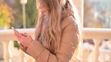 Gün batımında parkta çalışan bir kadın.