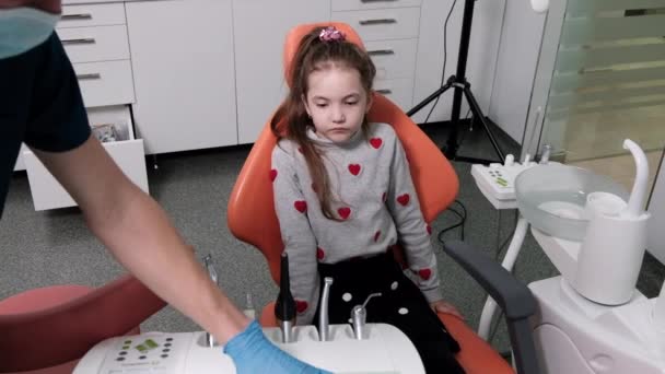 Kid Patient Väntar Den Medicinska Stolen Medan Läkaren Förbereder Verktygen — Stockvideo