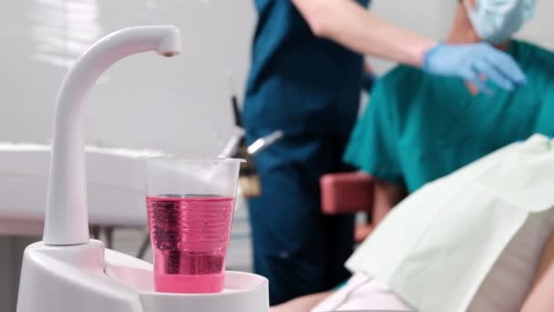 Doktorlar Dişçi Dolabında Çalışıyor Hasta Kürsüde — Stok video