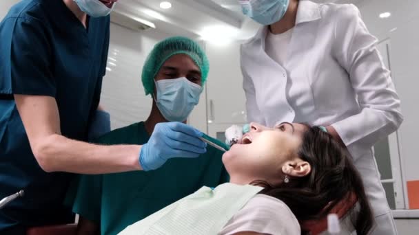 Médico Consultório Odontológico Com Paciente Exame Ajudando Enfermeira — Vídeo de Stock