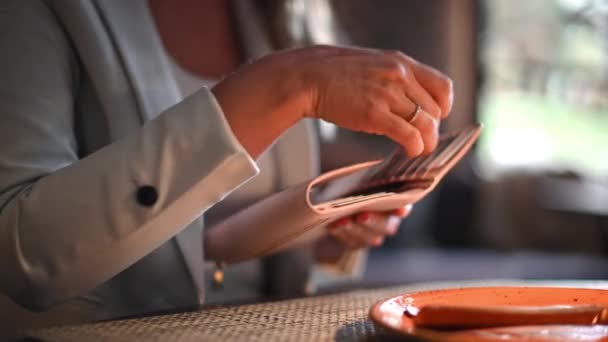 Mulher Procurando Carteira Recebendo Cartão Crédito Para Pagamento Restaurante — Vídeo de Stock