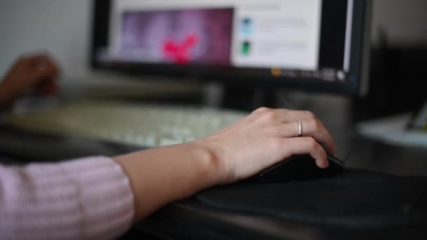 オフィスでコンピューターを操作している女性 — ストック動画
