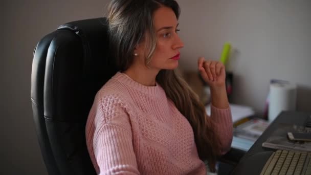 Vrouw Die Werkt Met Papieren Het Bureau — Stockvideo