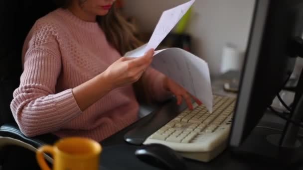 Vrouw Die Werkt Met Papieren Het Bureau — Stockvideo