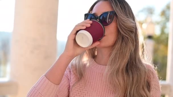 Mujer Tomando Café Sonriendo Parque Atardecer — Vídeos de Stock