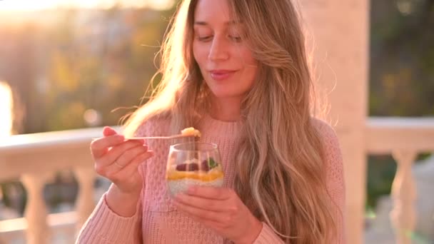 Femme Mangeant Une Salade Fruits Avec Des Graines Chia Dans — Video