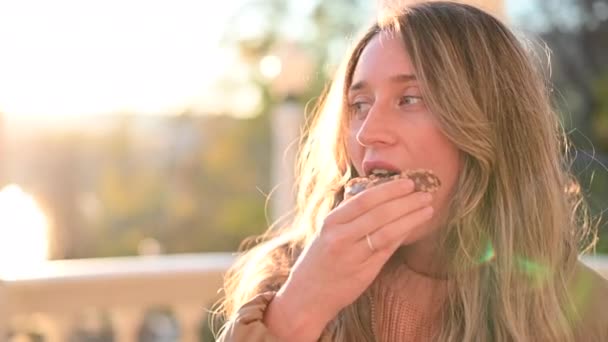 Mulher Comendo Donut Chocolate Parque Pôr Sol — Vídeo de Stock